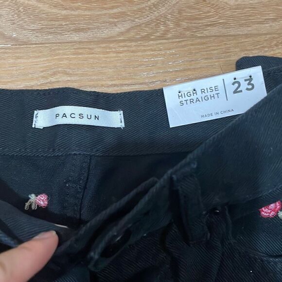 Nwt PacSun Rose Embroidered Black High Waisted Straight Leg Jeans 23 - Picture 4 of 7